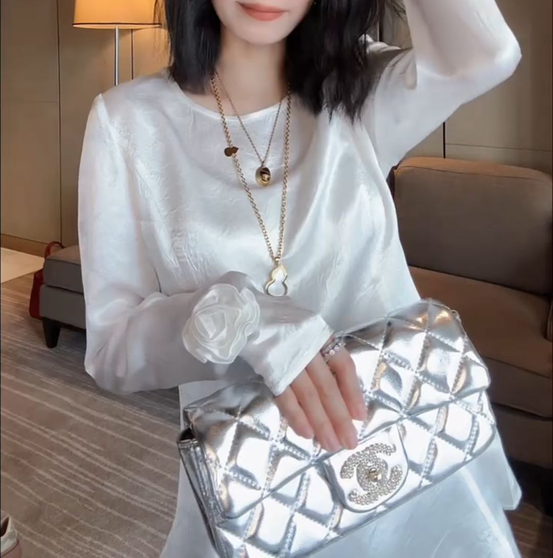 Three-dimensional floral shiny top with cuffs