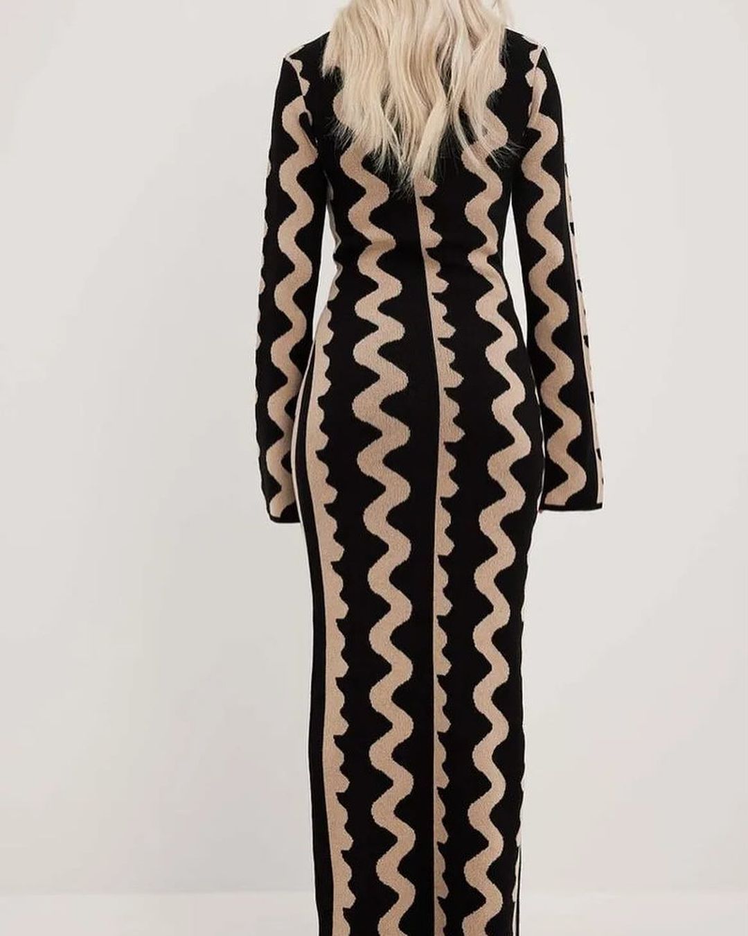 Round neck wavy striped contrast dress
