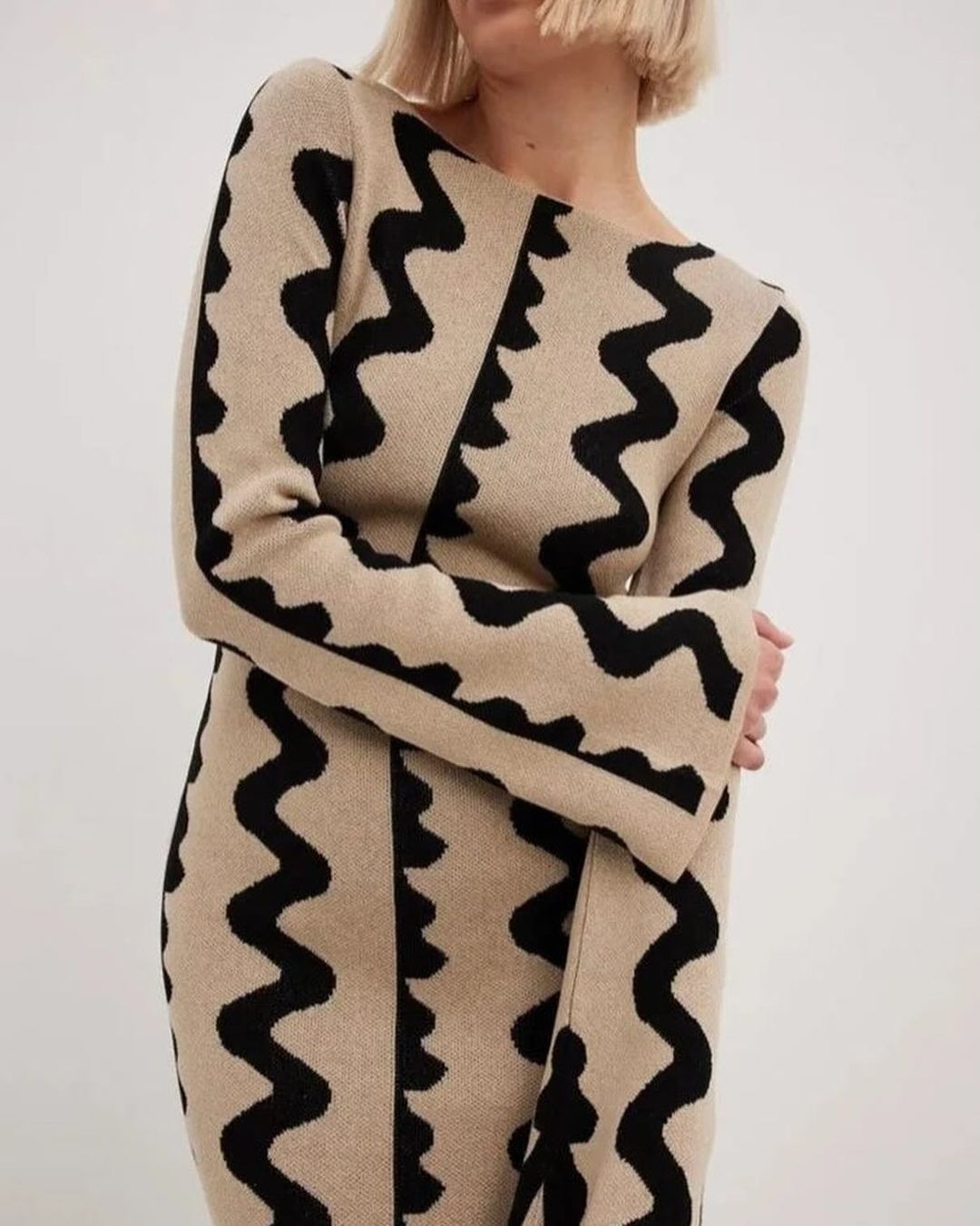 Round neck wavy striped contrast dress