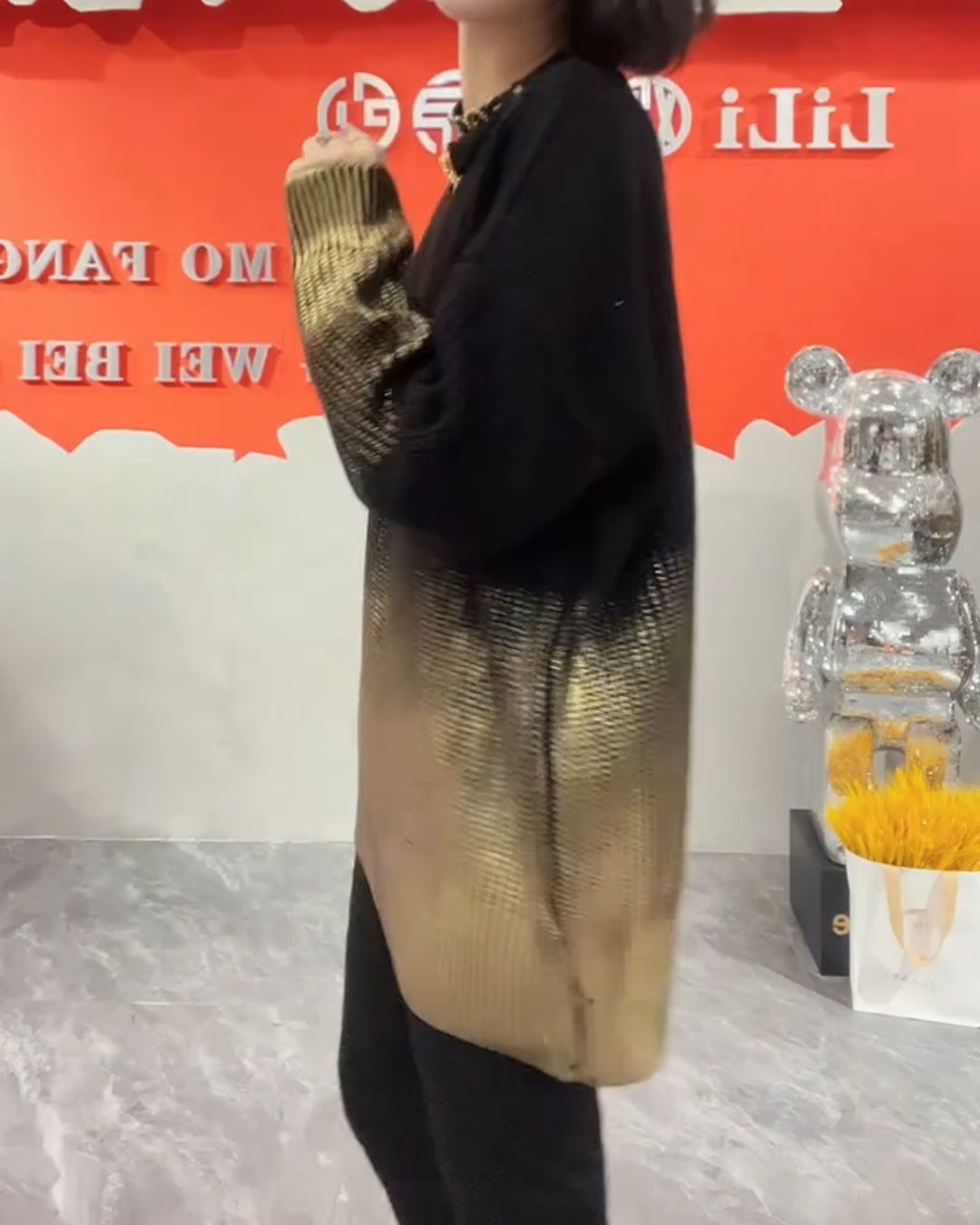 Gradient bronzing v-neck sweater