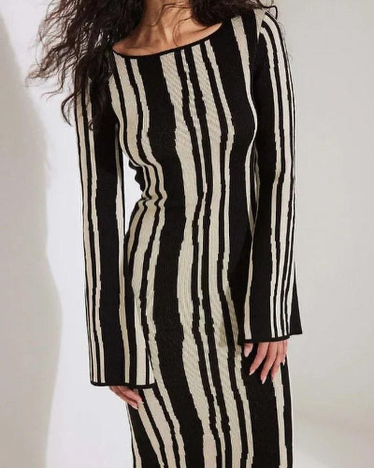 Round neck wavy striped contrast dress