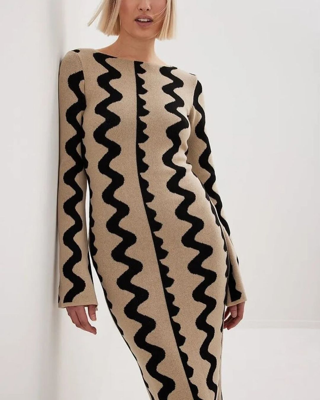 Round neck wavy striped contrast dress